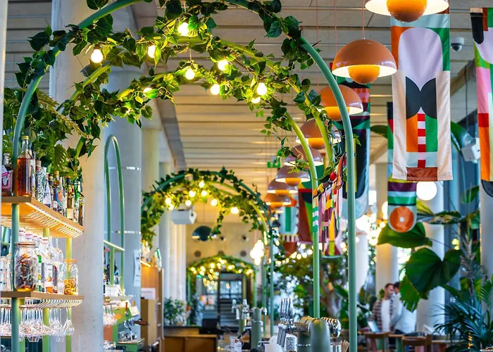 People - Paris MaraisHostal